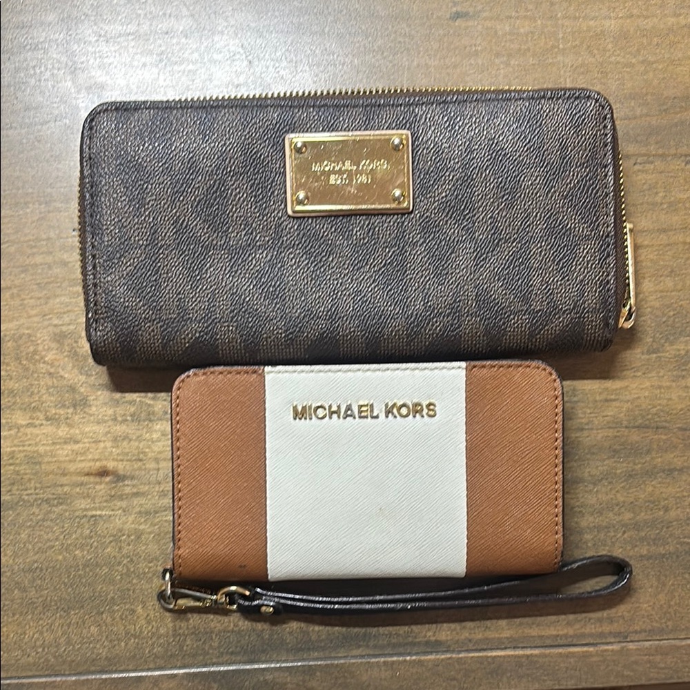 Michael Kors Elegant Brown and White Wallet Set